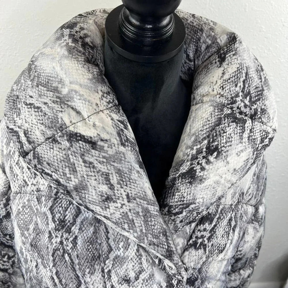 VINCE CAMUTO Demure Snakeskin Print Puffer Jacket Medium NWT! - Picture 3 of 11